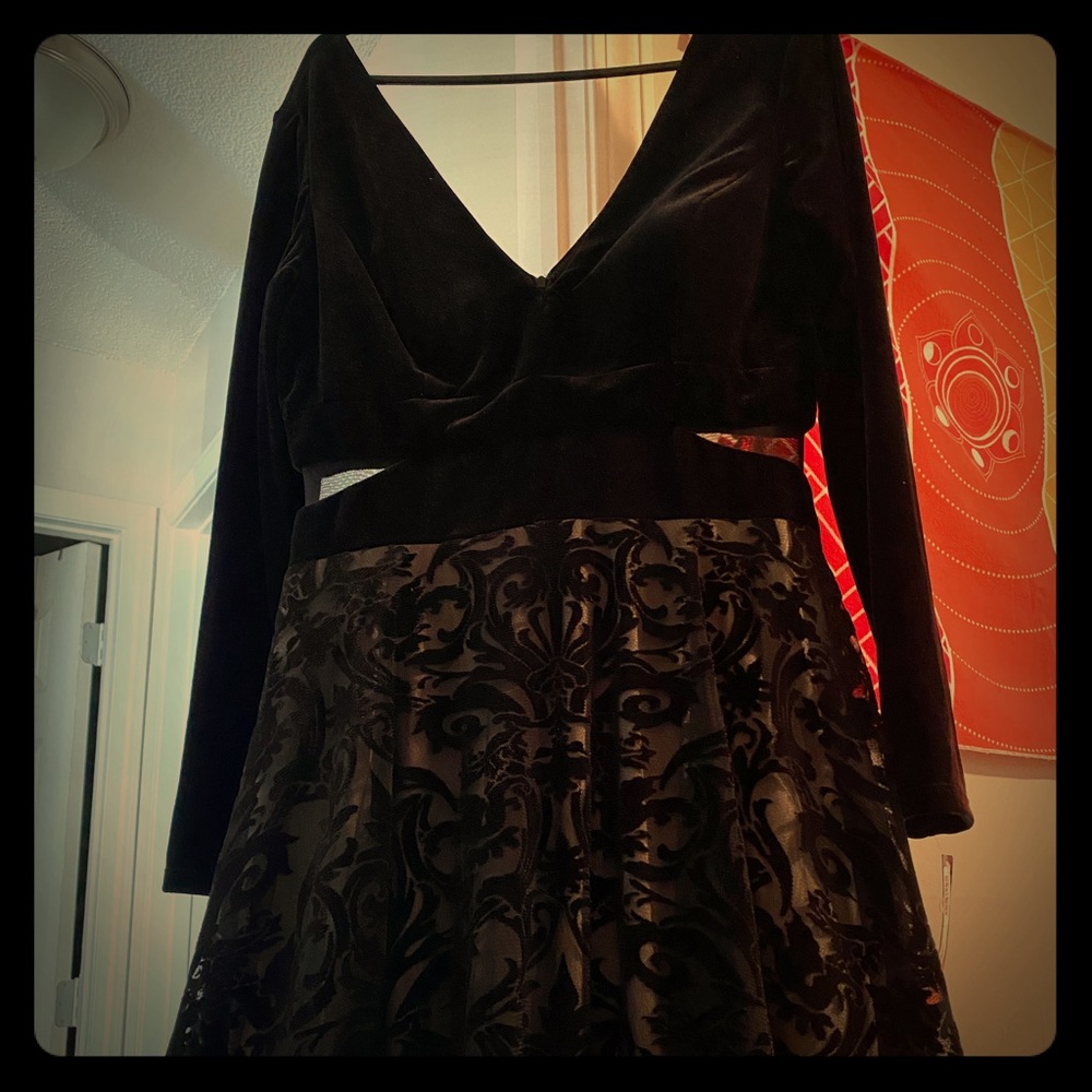 Xscape Long-Sleeved velvet and lace party dress